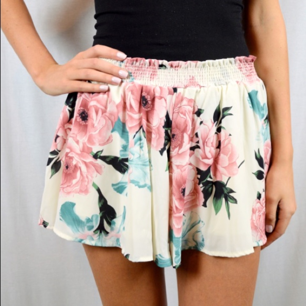 Step Into Spring Shorts - Picture 3 of 3